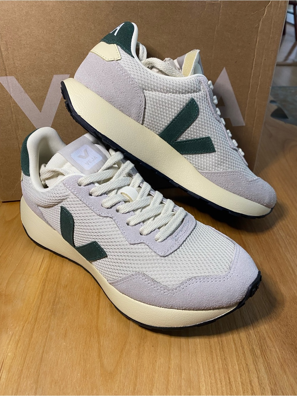 Veja Paulistana Alveomesh Sneakers Women’s size 9 or Men’s 7, EUR 40